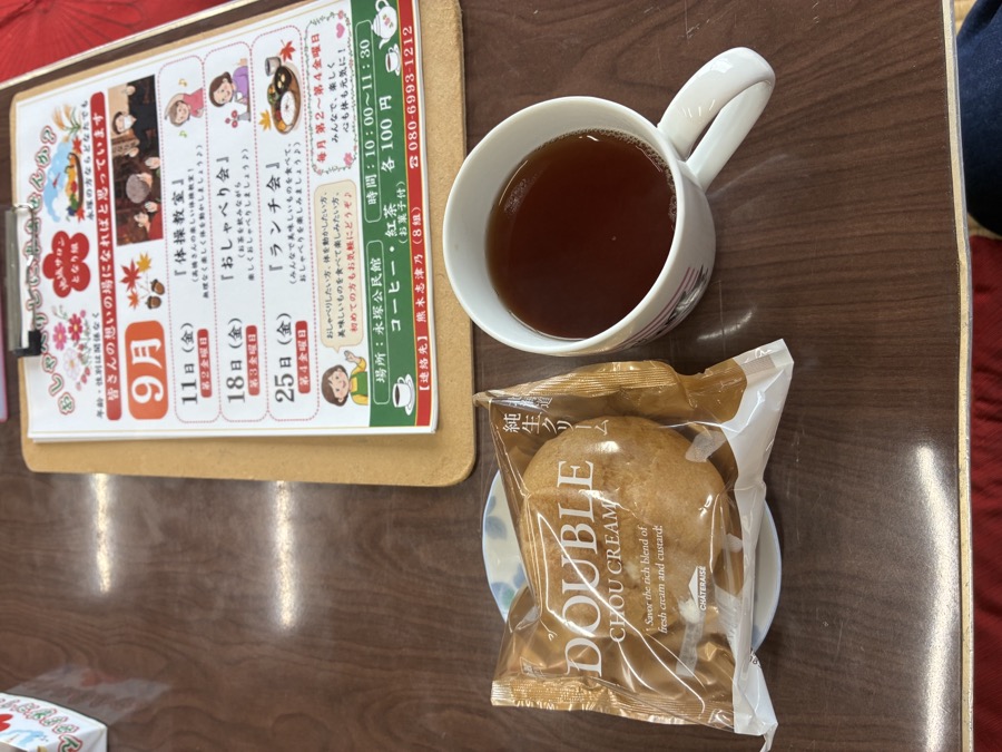 この日のおやつ、シュークリームと紅茶