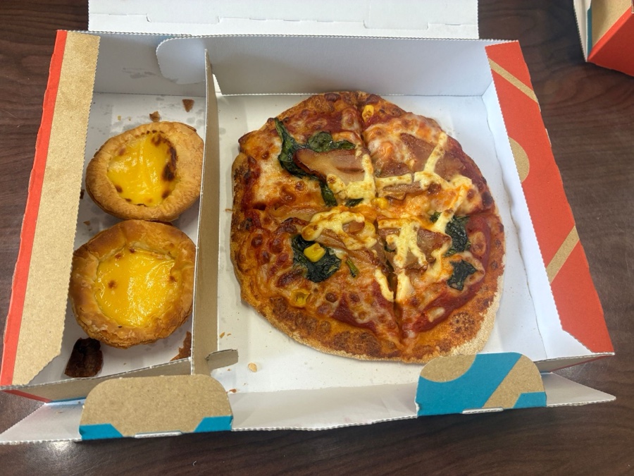この日のピザとエッグタルト
